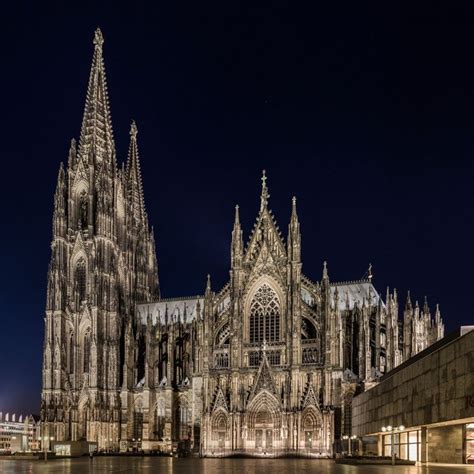 Saint-Pierre Cathedral! A Majestic Symbol of Gothic Architecture and Sacred History