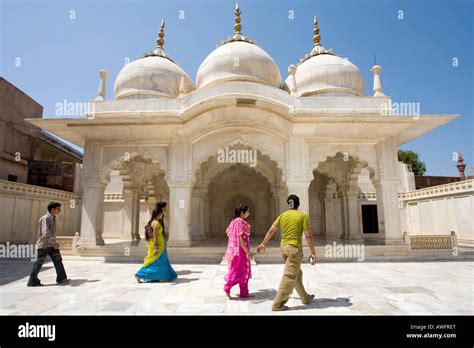  Shah Jahan-Masjiden, en historisk pärla mitt i Dera Ghazi Khans puls!