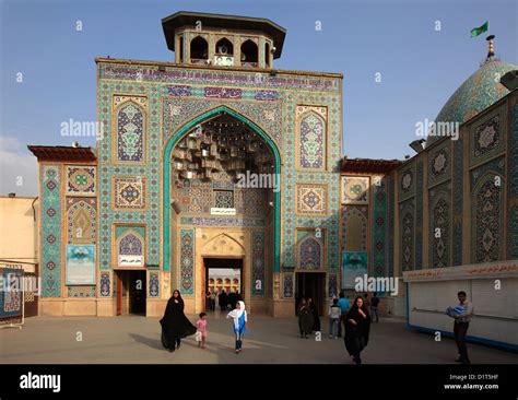  Shahe Cheragh! Ett Mausoleum Dränkt i Lysande Mosaiker